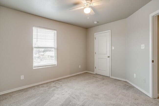 Foto del edificio - HALF OFF FIRST MONTH'S RENT