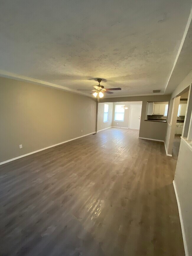 Building Photo - 10400 Exter Ave. Yukon, OK 73099
