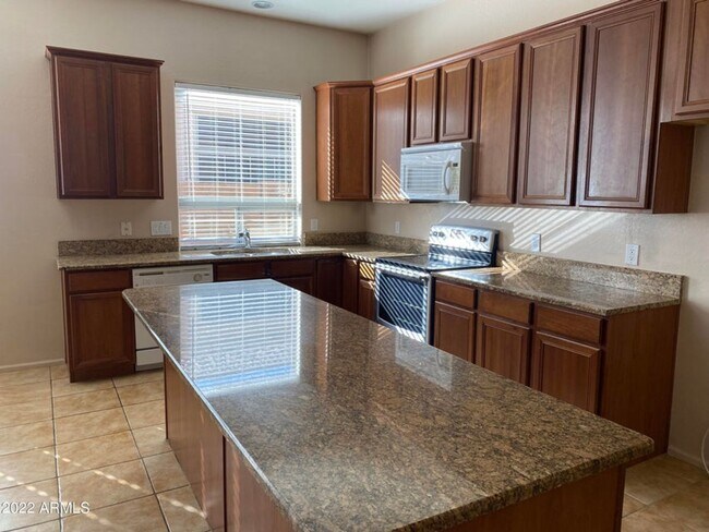 Foto del edificio - Spacious 3 bedroom w/bonus room and 3 Car ...