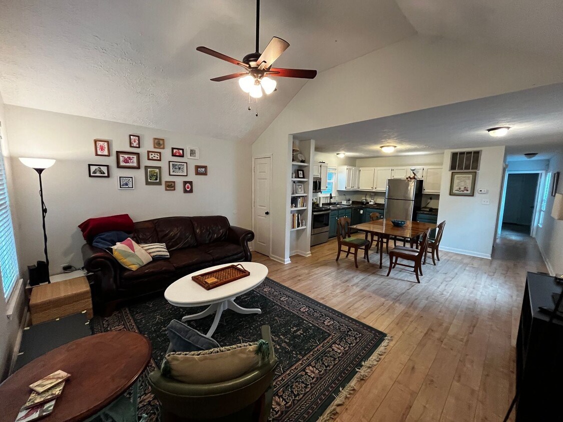 Foto principal - FURNISHED 2-BED w/OFFICE IN SHELBY PARK