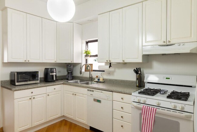 Kitchen - 2652 W Superior St