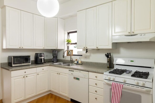 Kitchen - 2652 W Superior St