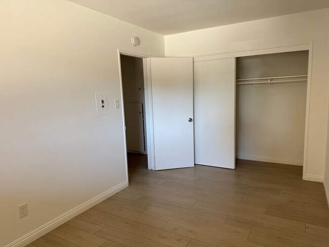 Building Photo - 2717 Vanderbilt Ln