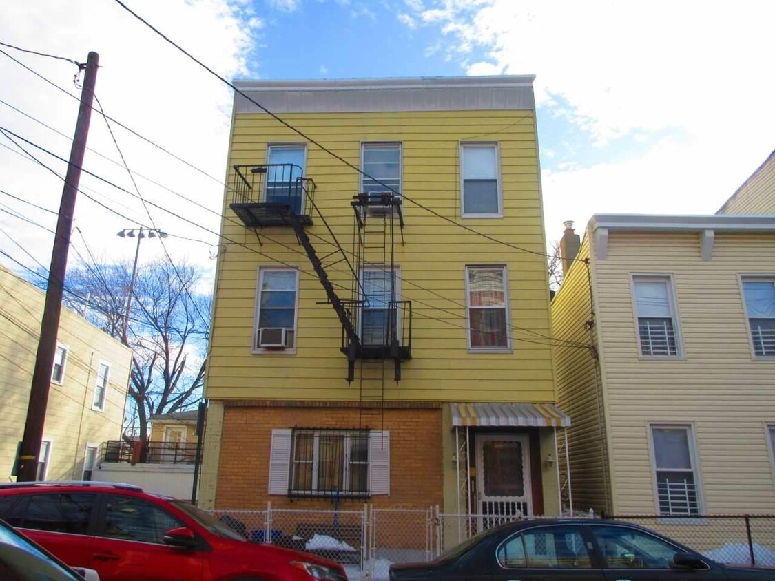Building Photo - 563 59th St