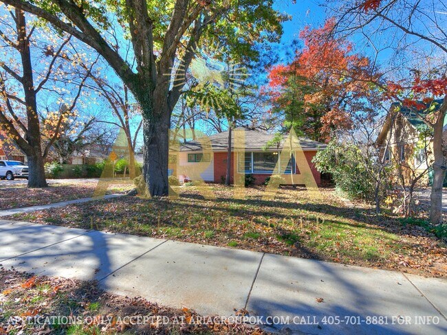 Building Photo - COMING SOON! 2 Bed/2 Bath Duplex Super Clo...