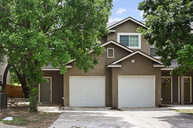 Building Photo - 3 Bedrooms 2.5 Bathrooms located at Garden...