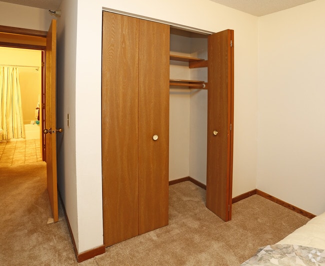 Closet - Park Avenue Apartments