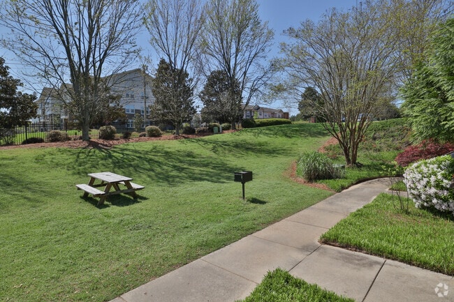 Foto del edificio - The Hamptons Apartments