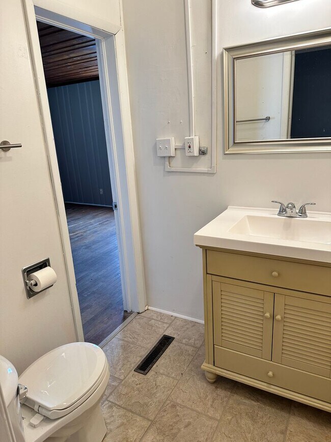 Building Photo - 2 Bedroom 1 Bath walking distance to downtown in Amazing Neighborhood
