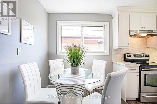 Building Photo - 325 Poplar St