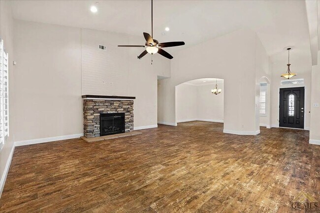 Building Photo - Charming NW Home with 3-Car Garage in Desirable Neighborhood