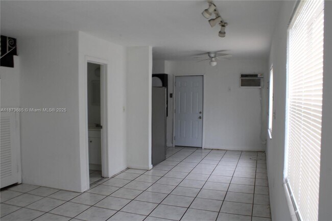 Foto del edificio - 1601 NW 81st St.