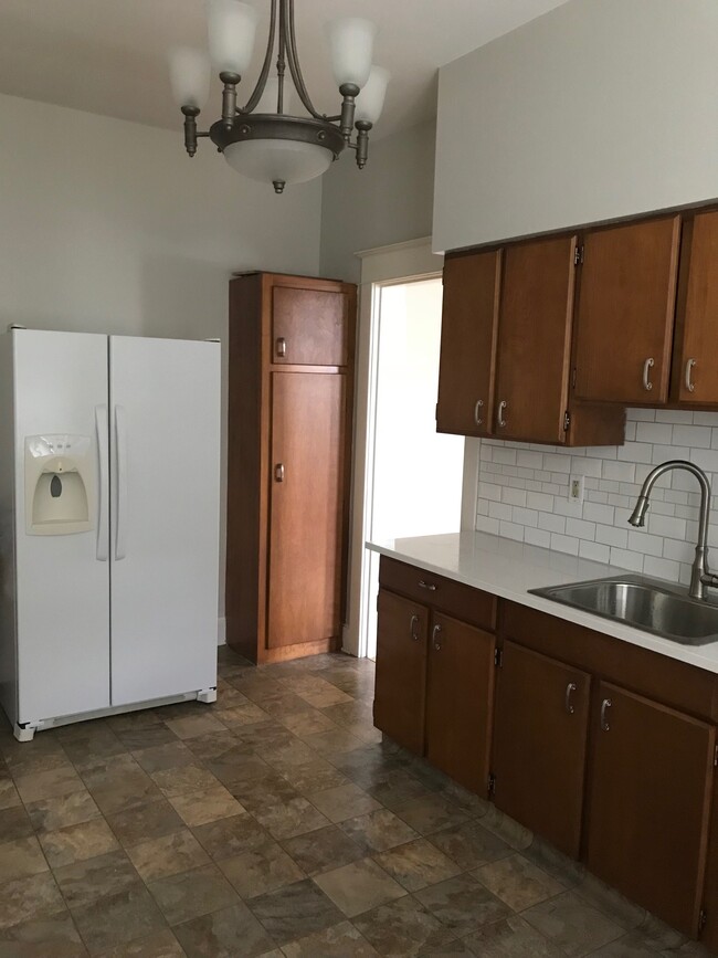 Building Photo - 417 N Durkee St