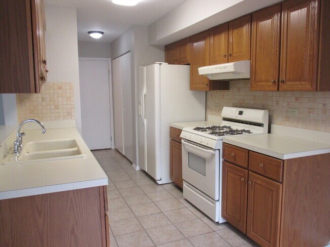 Building Photo - Nice 2 bedroom 1.5 bath end unit Townhome