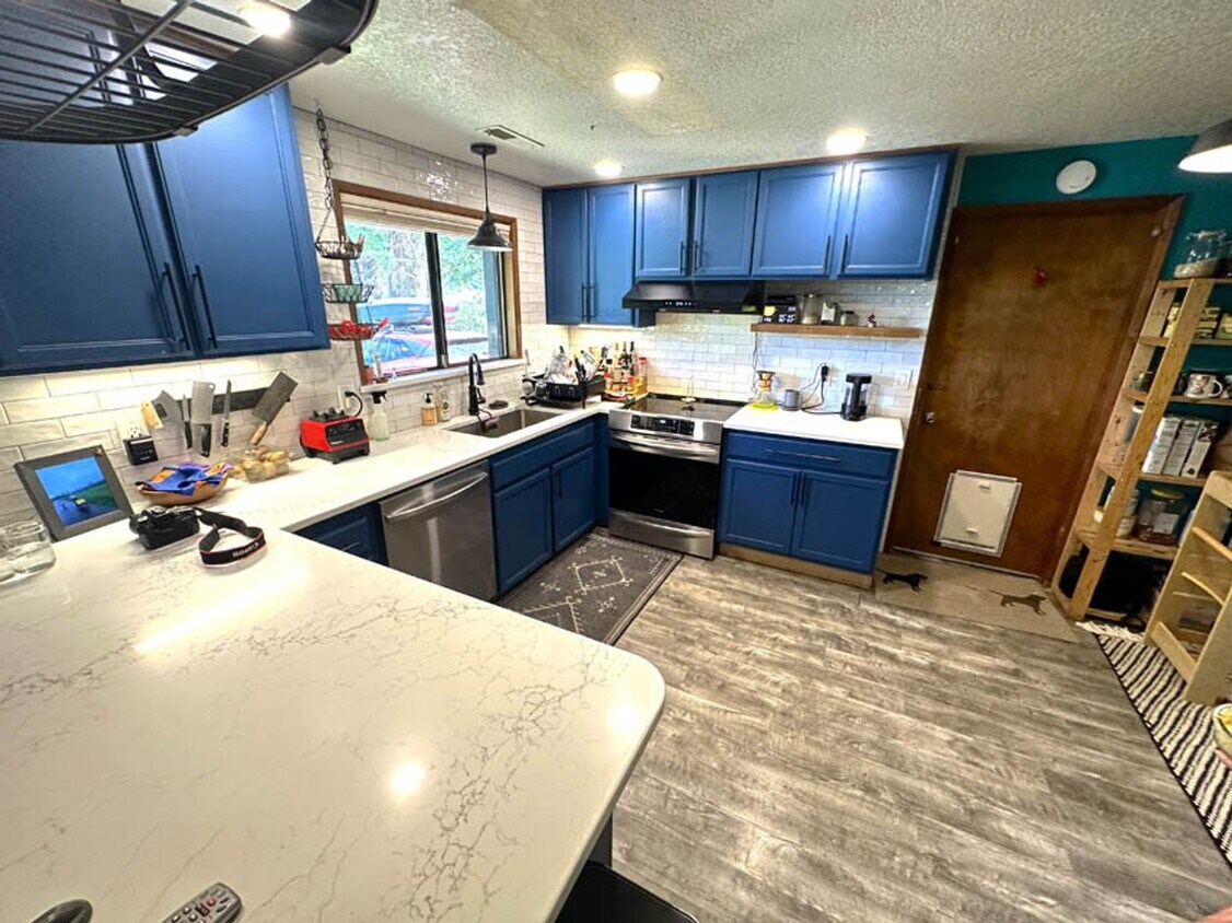 Primary Photo - 3 bed Single Level Air Conditioned Home wi...