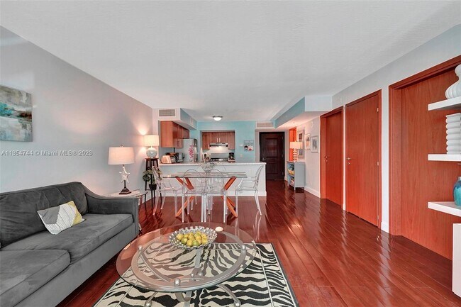 Foto del edificio - 9499 Collins Ave