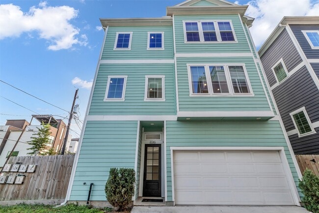 Building Photo - 204 Burr St