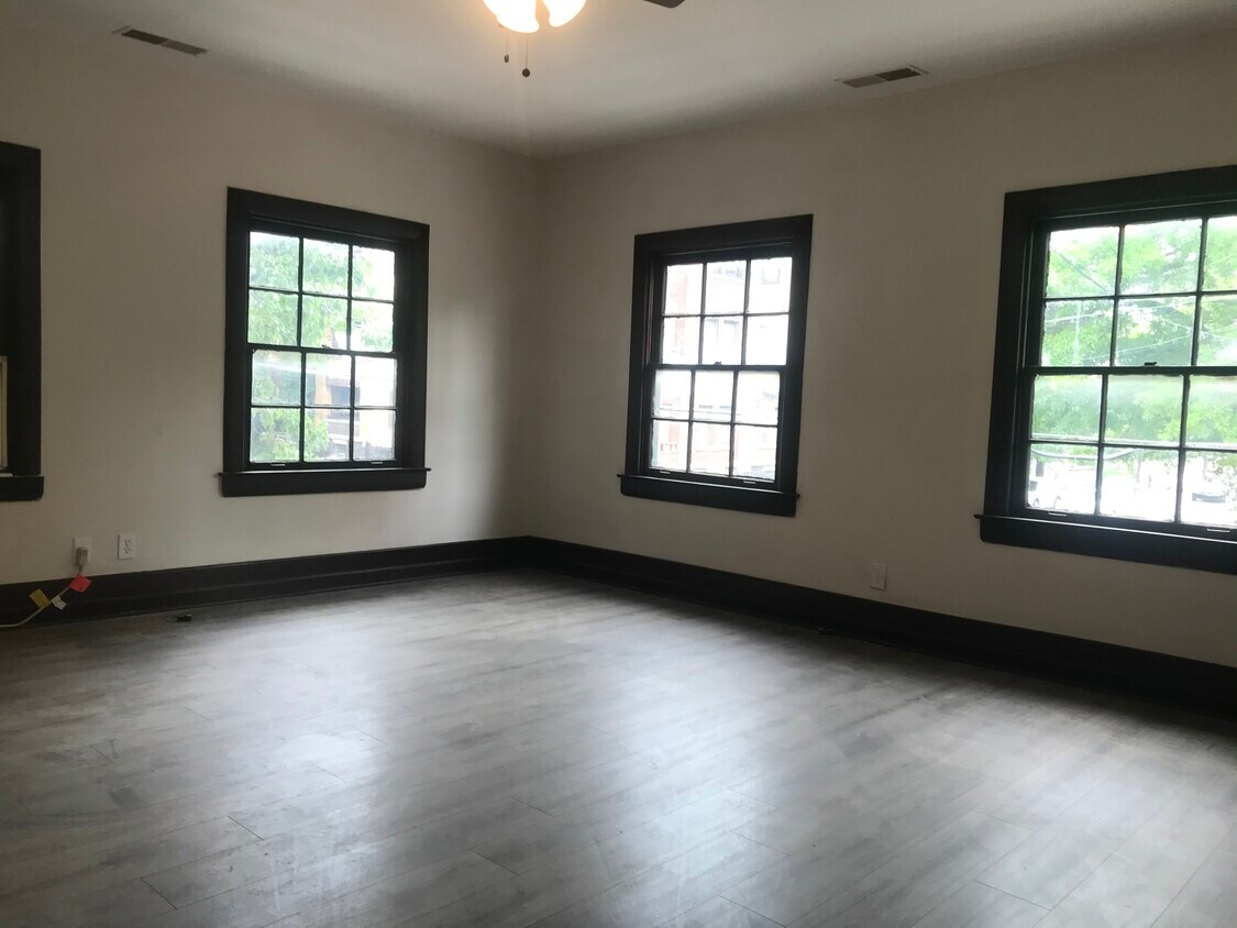 Primary Photo - 131 W Oak St