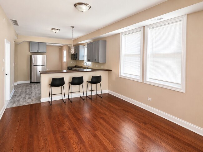 Foto del edificio - 5328 W Leland Ave