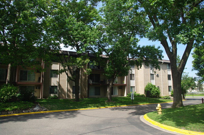 Building Photo - 2 BR, 2 BA Condo  in the Heart of Roseville!