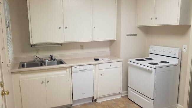 Building Photo - 2 Bedroom Home Close to VSU!