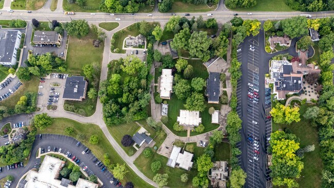 Foto del edificio - 150 E Long Lake Rd