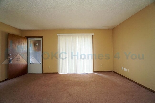 Building Photo - 2 Bed Near NW Expressway & Rockwell