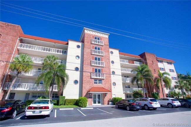 Building Photo - 5100 Bayview Dr