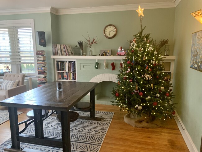 Living Room - 2037 W Berwyn Ave