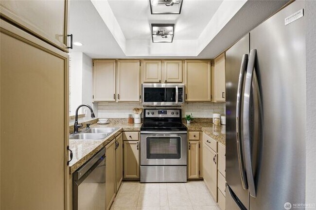 Foto del edificio - Spacious 2-Bedroom Ground Floor Condo with Private Yard in Kirkland