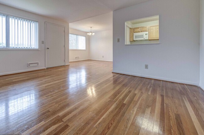 Building Photo - 2709 Hanson Ave