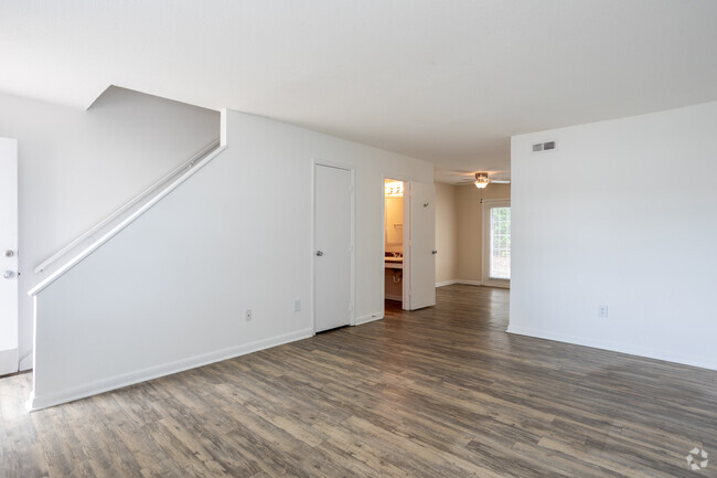 1BR, 1.5BA - 750SF Townhome - Living Area - Canterbury Woods