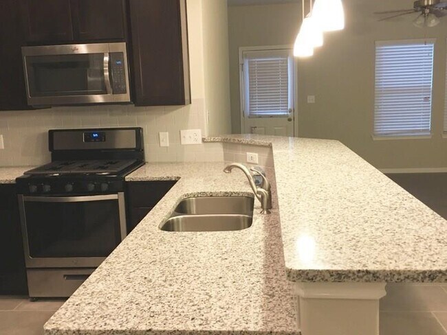 Foto del edificio - 2304 S Lakeline Blvd