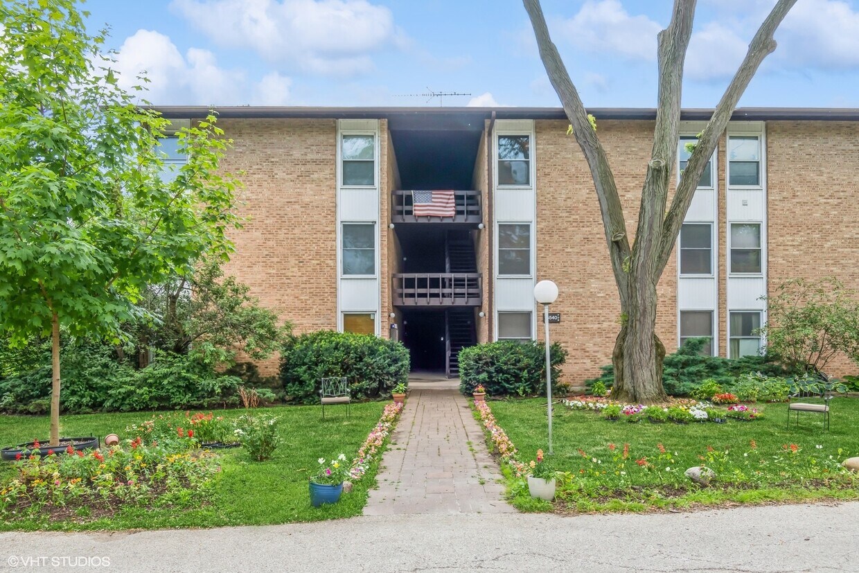 Primary Photo - 5540 E Lake Dr