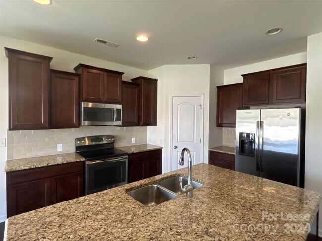 Building Photo - 6091 Starnes Dr
