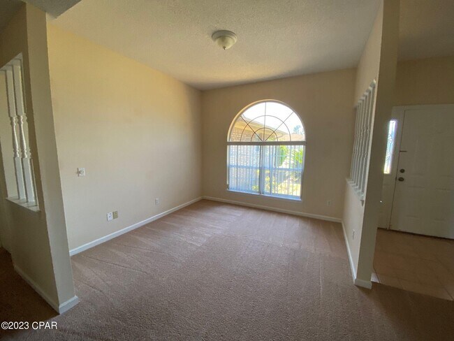 Building Photo - 6915 Ross Dr