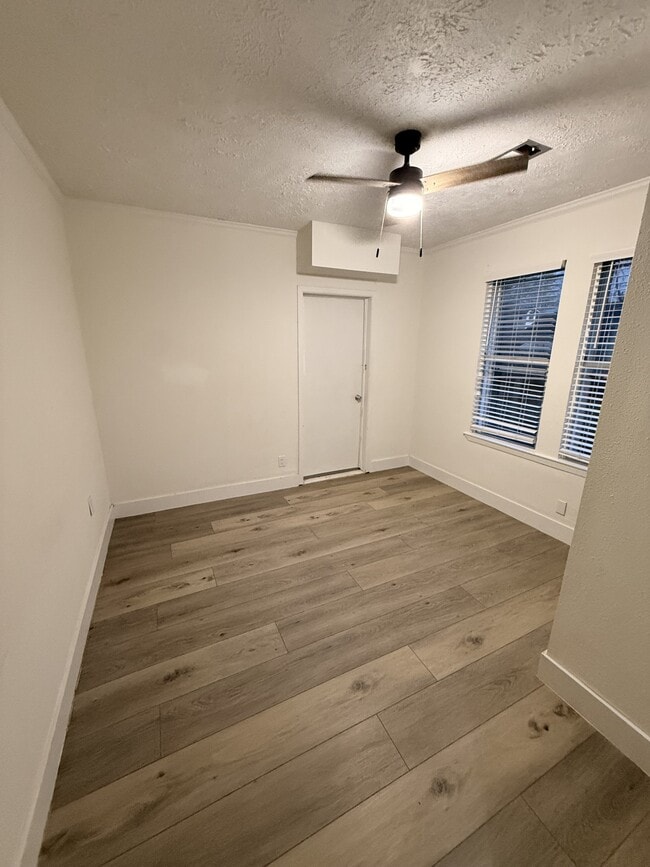 Building Photo - 913 Block St