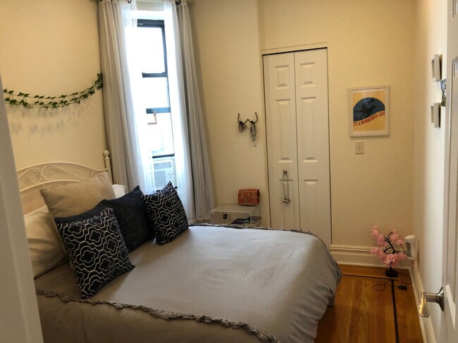 Foto del edificio - 326 E 34th St
