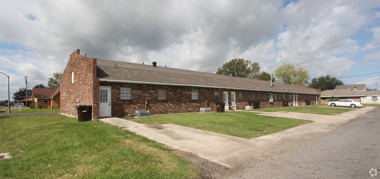 Building Photo - 251-271 Madewood Dr