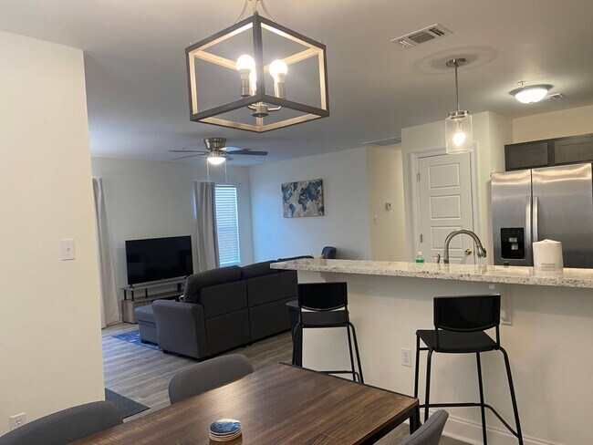 Foto del edificio - 12056 Turnberry Ave