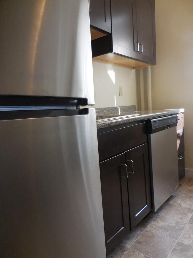 Building Photo - 165 Kelton St