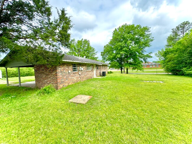 Building Photo - 358 Center Rd