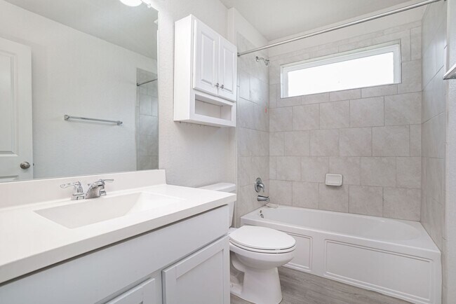 Building Photo - 4 Bedrooms 3 Baths
