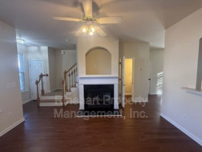 Building Photo - 2413 Woodridge Dr