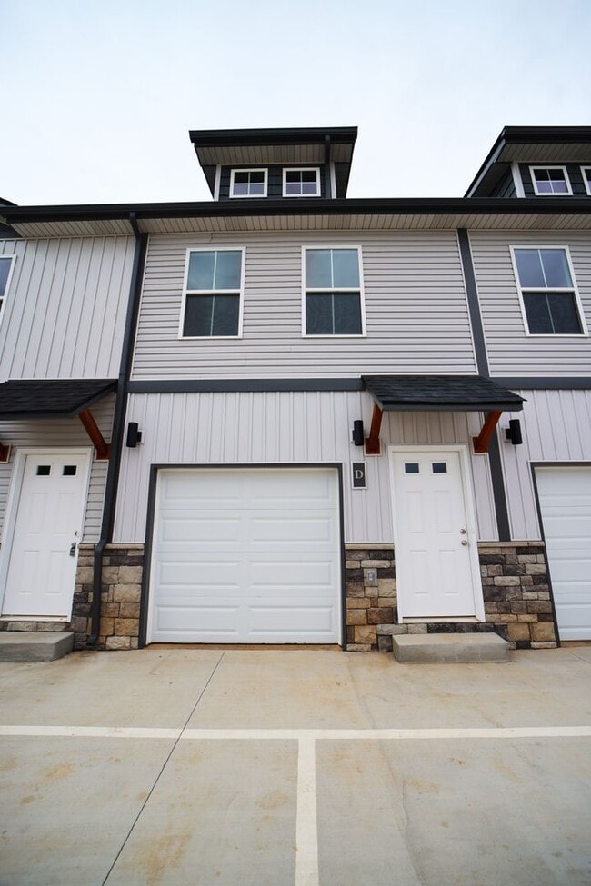 Building Photo - 220 Drayton Dr