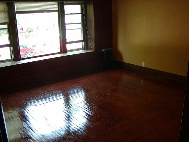 living room - 722 W Vine St
