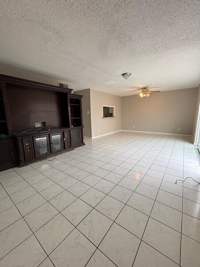 Foto del edificio - 2710 Briarhurst Dr
