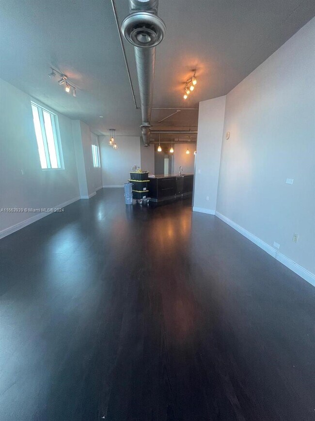 Foto del edificio - 700 NE 25th St