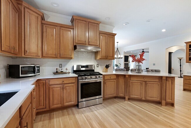 Foto del edificio - Stunning 5BR Executive Style Home in Brentwood