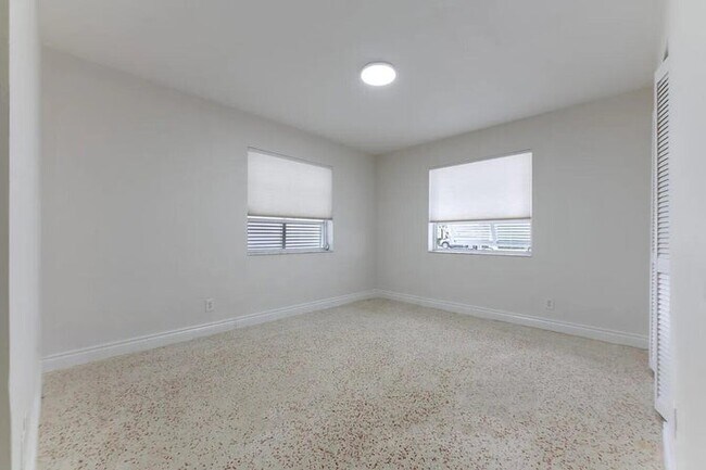 Foto del edificio - 3414 Poinsettia Ave